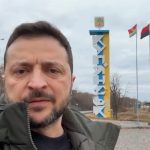 Zelensky na tle flagi organizacji odpowiedzialnej za ludobójstwo na Wołyniu