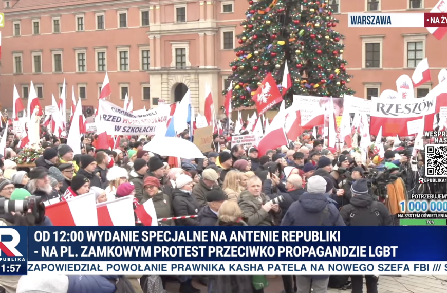 Tłumy Polaków na Placu Zamkowym w Warszawie! [LIVE]